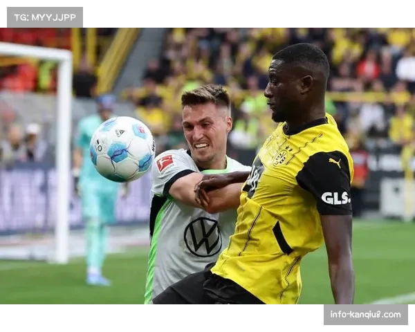 现场通讯：沃尔夫斯堡定位球失分后主帅在场边紧急部署